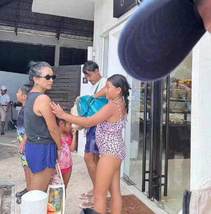 还有人记得超女何洁不？李宇春那届。39岁的她舞台上时尚靓丽，私下里头发都白了。