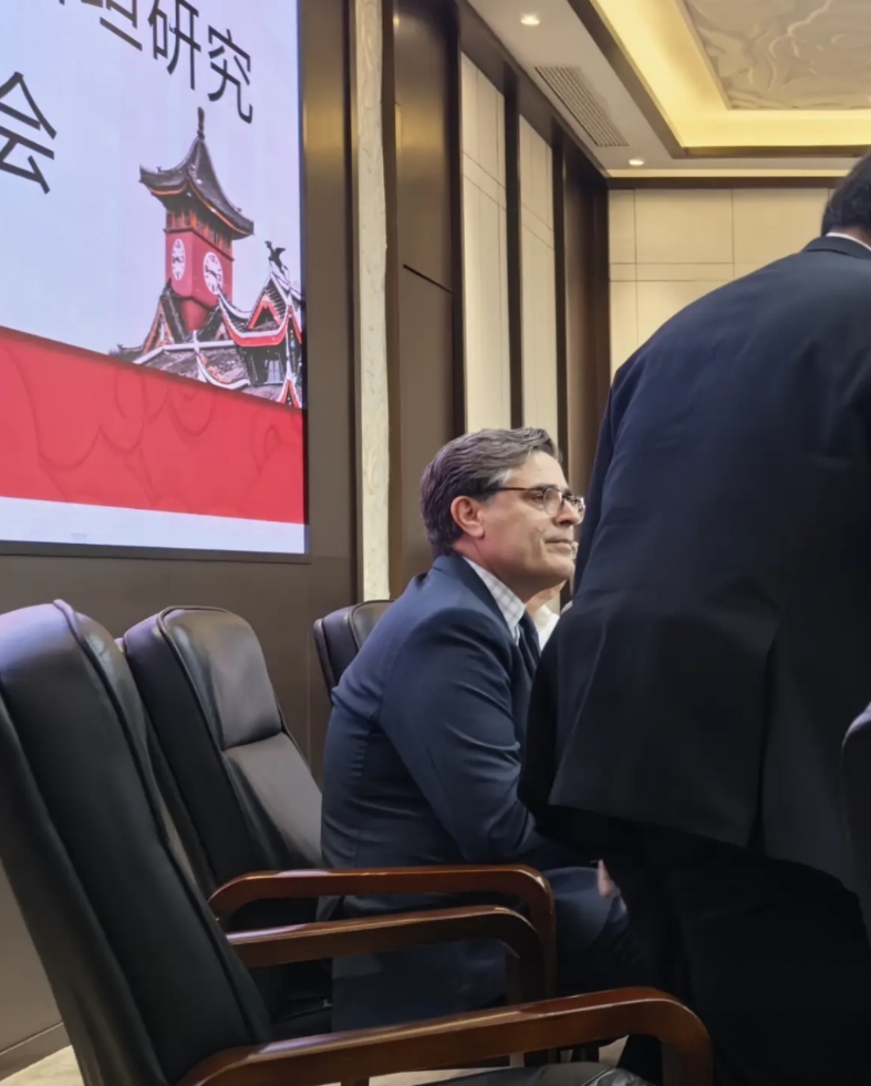 驻华大使哈什米在四川大学举行的巴基斯坦研究会议上透露，他在中国各地旅行，与中国普