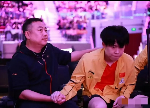 刘主席一手拉着王楚钦，另一只手放在他肩膀上，是人都能看出来，他对王楚钦的喜欢和心