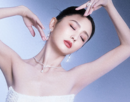 佟丽娅流苏纯白抹胸礼裙