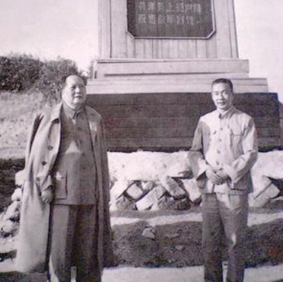 1965年，故地重游，伟人一行重回井冈山。中午吃饭时，宾馆准备地较为丰盛，陪同视