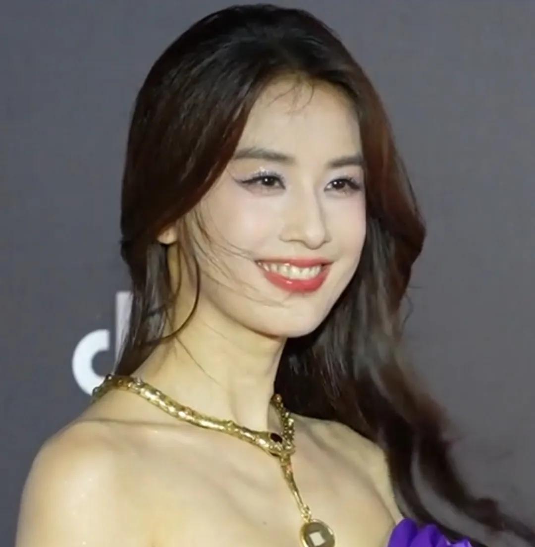 黄圣依42了，这个年纪少有的没有医美痕迹、没有馒化、眼睛没有疲态、自然年轻的女演