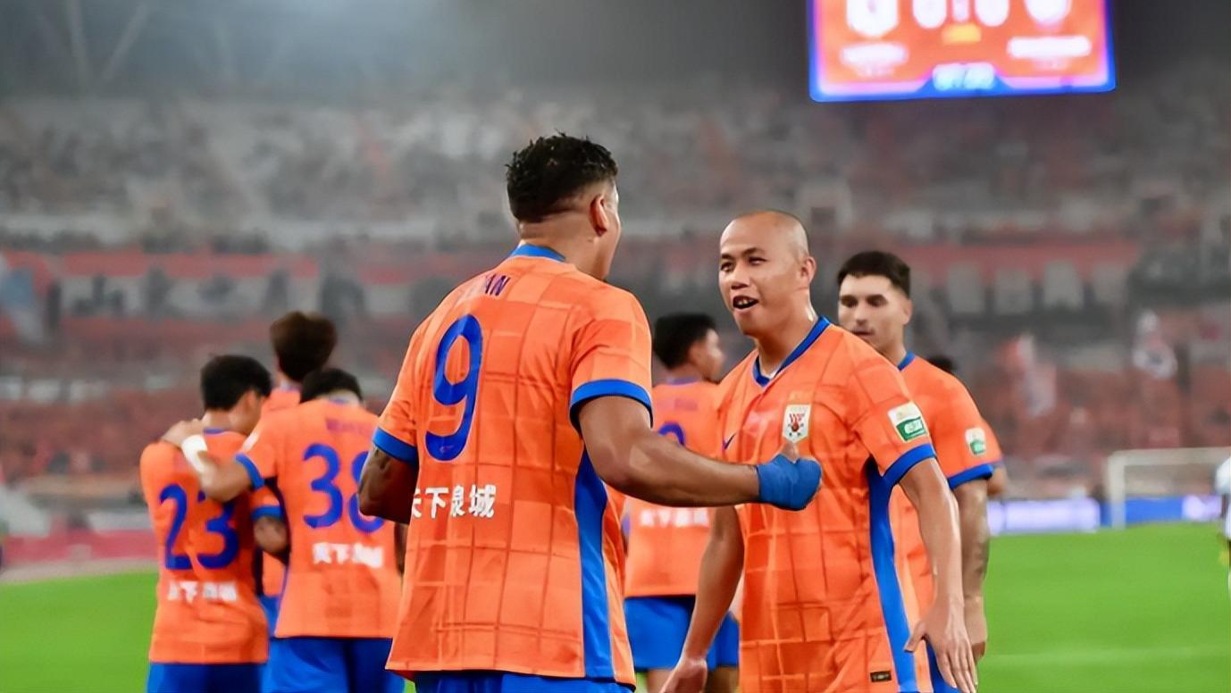 外籍裁判执法山东泰山队与海港的大战，杜月徵代表山东参加全运会，媒体卖俱乐部周边产品未授权