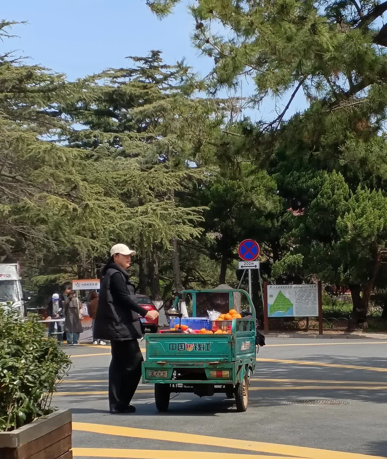青岛八大关，一个现榨橙汁的，真让我羡慕了，三个橙子一瓶橙汁，售价15一瓶。我在旁