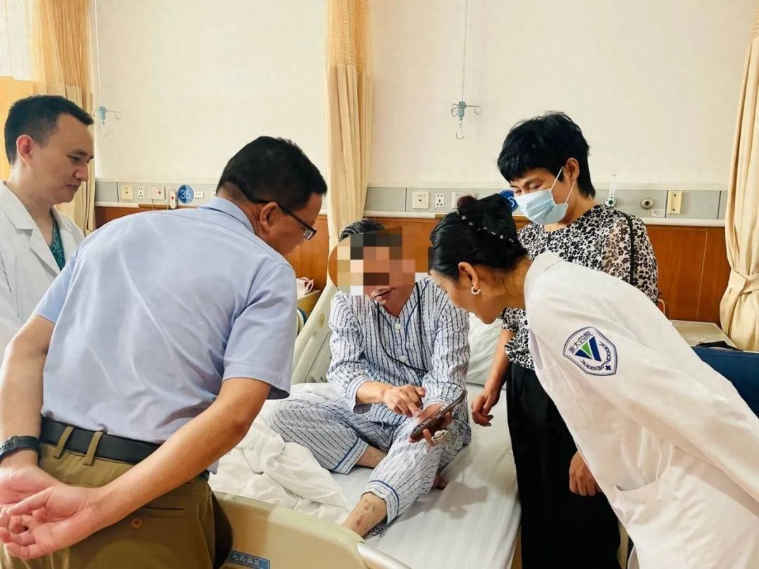 “这医院火了！”7月15日，浙江义乌，男子因胸闷到医院检查，他认为结果出来时医生