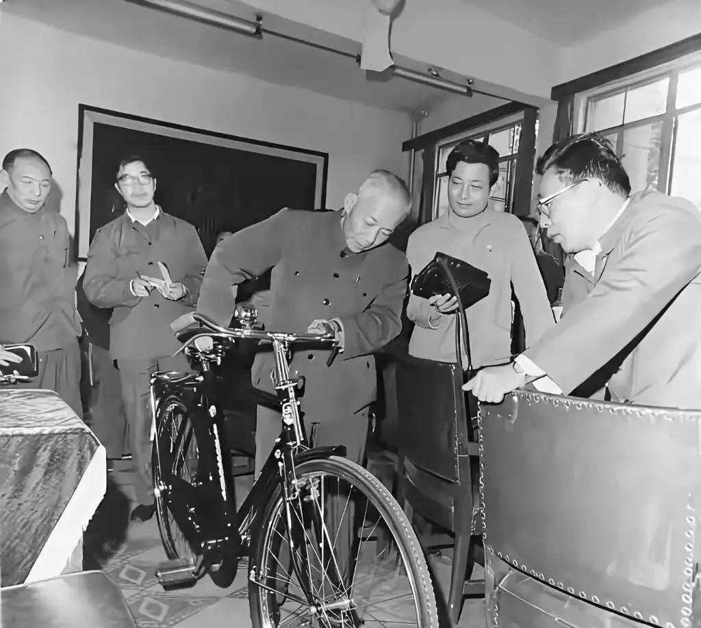 1981年，湖北武汉，上海永久自行车厂厂长王元昌向时任湖北省委第一书记陈丕显介绍
