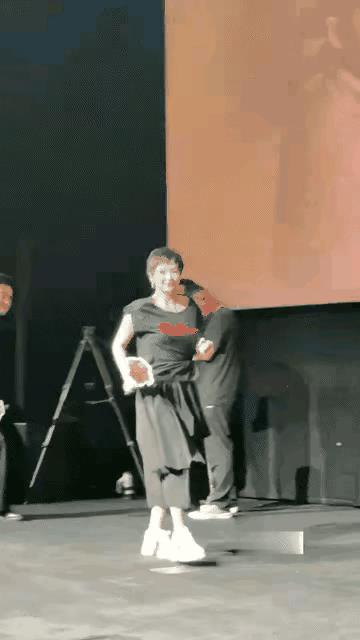 什么剧组能把宣传的服装弄这么丑
硬生生把章子怡弄成大妈了
尤其是走路跟顺拐了一样