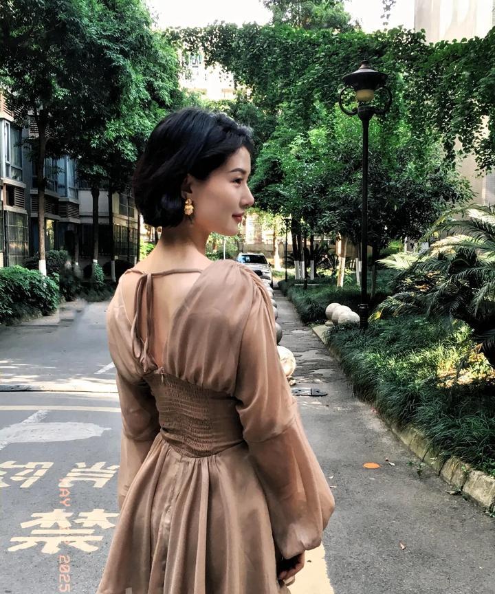 SE镜头下，古早氛围感绝了
下午四点的阳光超美，用 SE 拍出古早氛围。我穿露胸