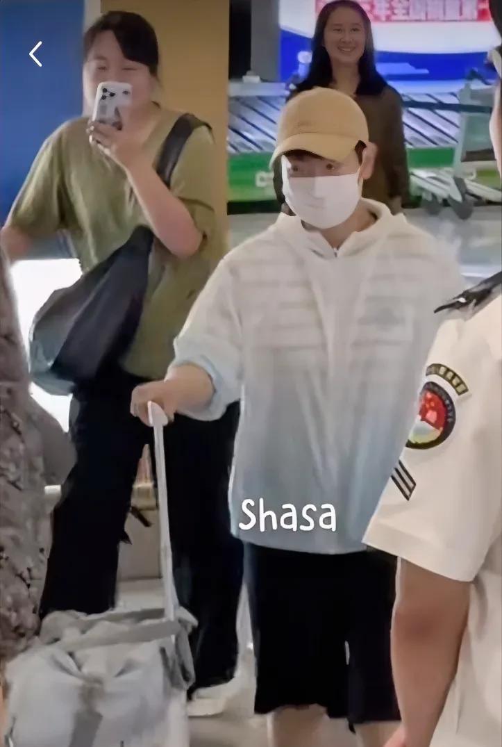 莎莎独自到达了厦门，
周围的游客都忍不住纷纷拿出了手机拍她，
当大家都发现是她时