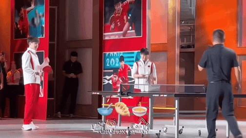 莎莎一个眼神，楚钦老师就开始慌乱起来。
在学校的活动，和小朋友互动，莎莎发了一个