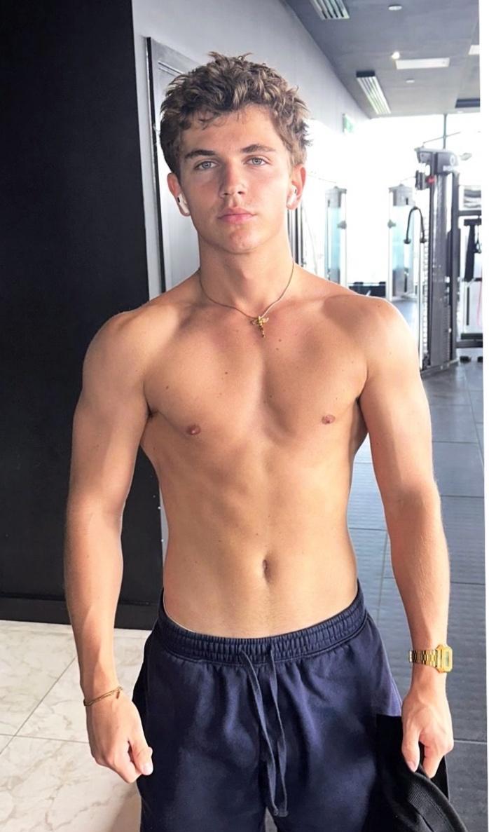 英国童星真的有种神奇的魅力，就像Oscar Curtis，长大了颜值直接开挂，妥