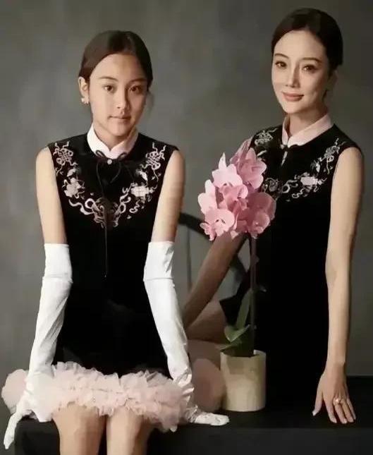 这个穿着oversize卫衣在镜头前比心的女孩，明明该是蹦蹦跳跳的年纪，可那双眼