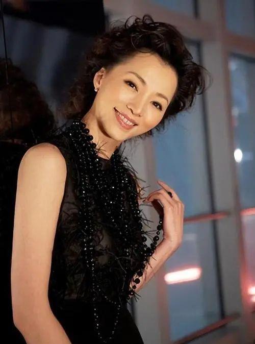 2013年，40岁的董卿执意嫁给35岁的百亿富豪密春雷，董母劝阻她：“他比你小五
