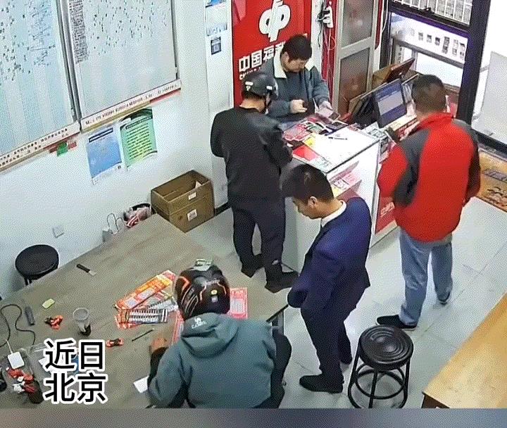 太幸运了！北京一外卖小哥，大风天在彩票店避风休息一会，期间小哥就随手买了些彩票刮