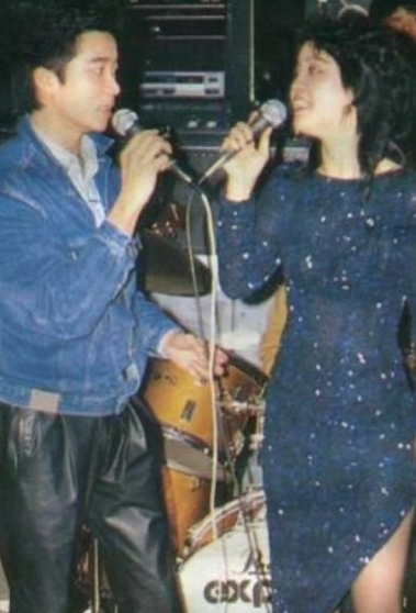 80年代，陈百强和邓丽君在舞台上合唱的珍贵留影，当时现场的观众真的好有耳福，两人