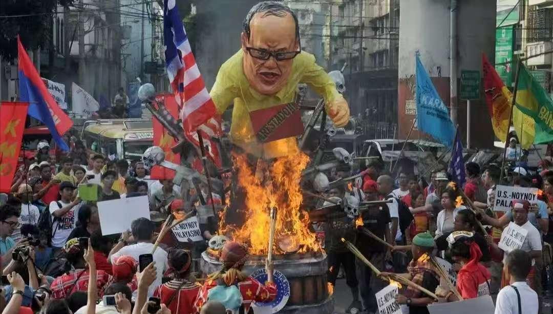 冲突一触即发，15万菲军划禁区，不准马科斯当总统，人民开始掀桌
马尼拉天还没亮，