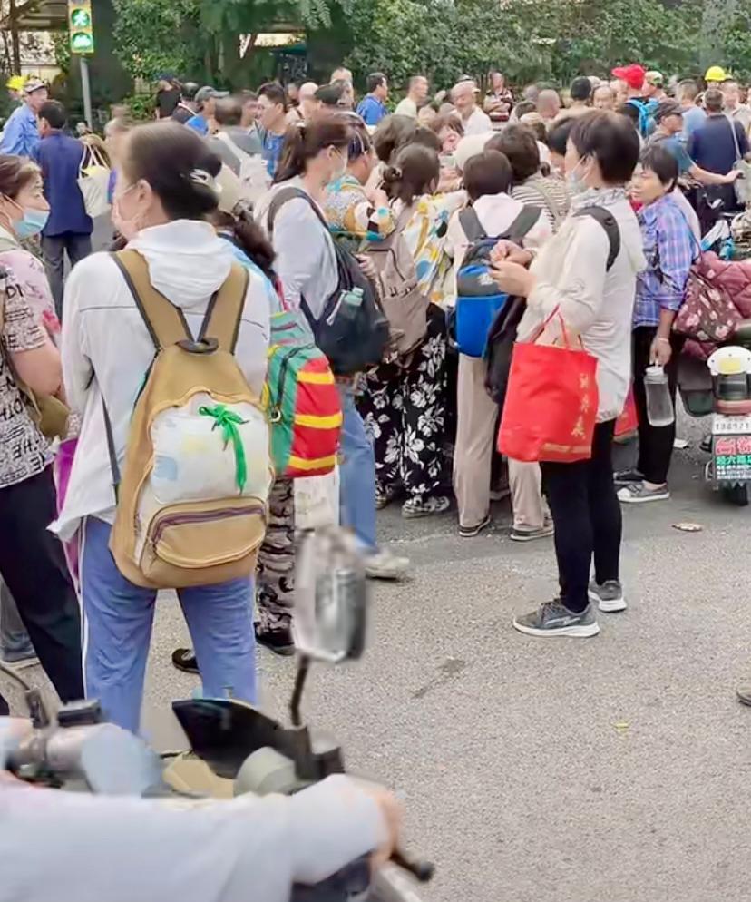劳务市场的清晨
天刚蒙蒙亮，劳务市场开始热闹起来。劳务市场的女们，早早候来女工区