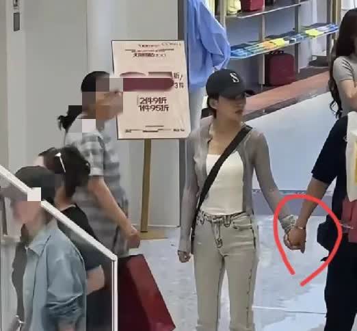 妈呀，
汪峰被网友刺激到了[笑哭]
连忙和现任手拉手，走一走，秀一波恩爱，传