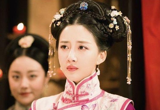 1620年，30岁大福晋阿巴亥躺在61岁的努尔哈赤身边，觉得索然无味。半夜，努尔