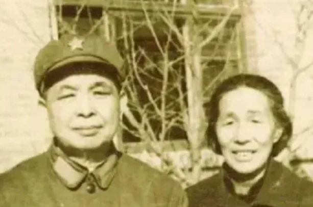 1950年，开国中将刘忠衣锦回乡探母，家里却没有母亲的踪影。他疯了一样找遍大街小