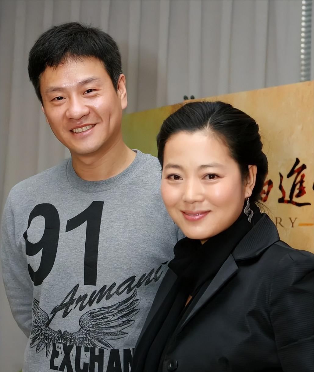 王茜华和丈夫结婚后去饭店吃饭，没想到结账时，丈夫却说：“饭钱我付了，回头你转一半
