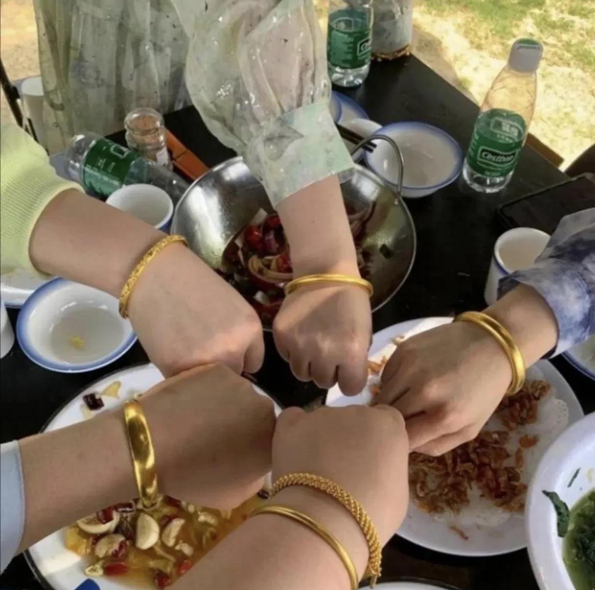 六个女人聚会，只有一个没有戴镯子，如果没戴的是你老婆，你是什么心情？
