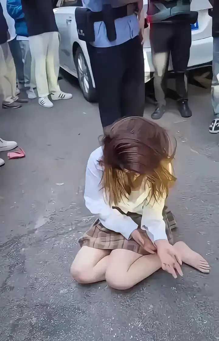 她这是被抓了一个现行啊
