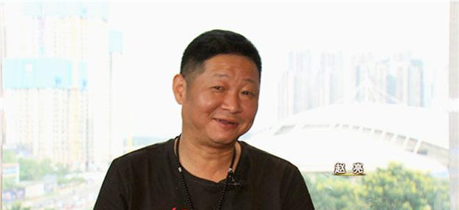 有一次，主持人问赵亮：“你以前和张国立一起演戏，怎么又去养鸡了？”赵亮说：“我一
