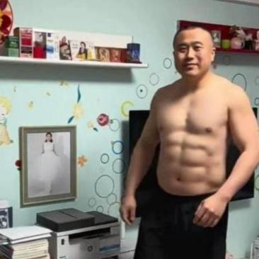 嘿，听说现在的美女们都是八块腹肌控哦！