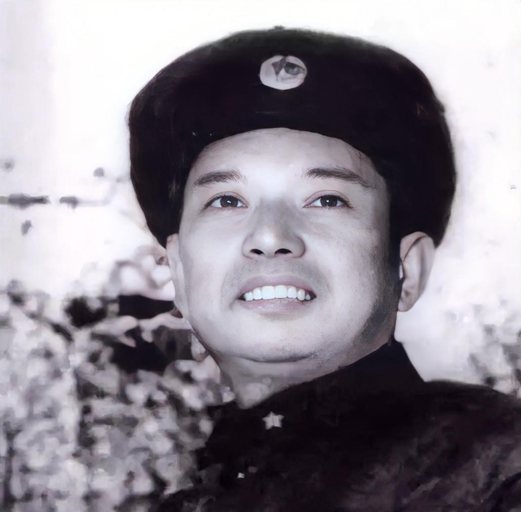 1982年深秋，广州军区新任司令员尤太忠下部队视察，操场上一个副团长的侧影让他猛