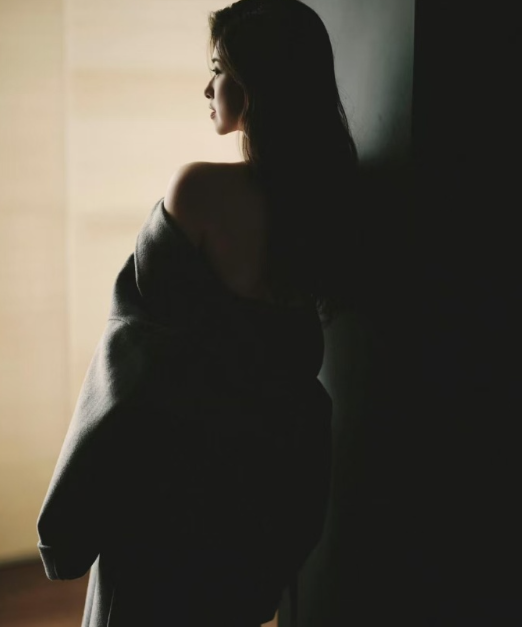 走路带风摇曳生姿，这曼妙身材真的看不出年龄这种松弛感真的装不出来，是骨子里透出来