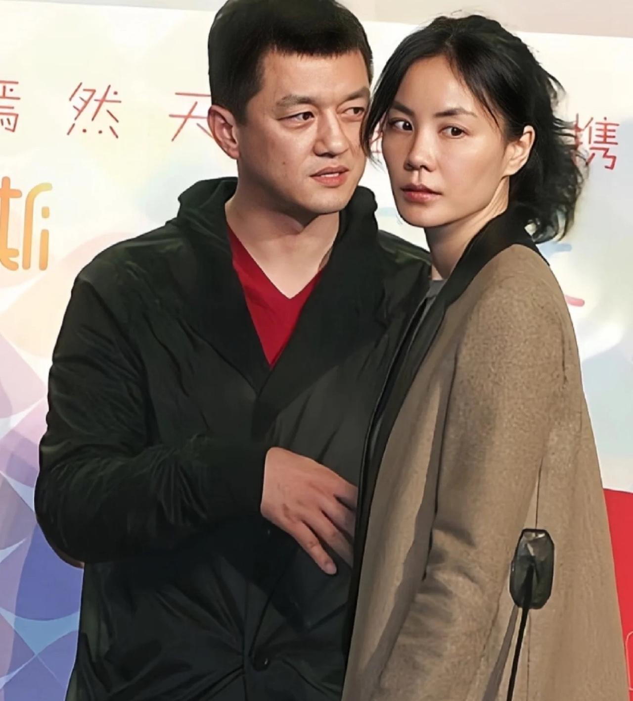 王菲直到离婚前她都是跟李亚鹏妈妈住一起的，就这点有几个当代人能做到？她有钱完全可