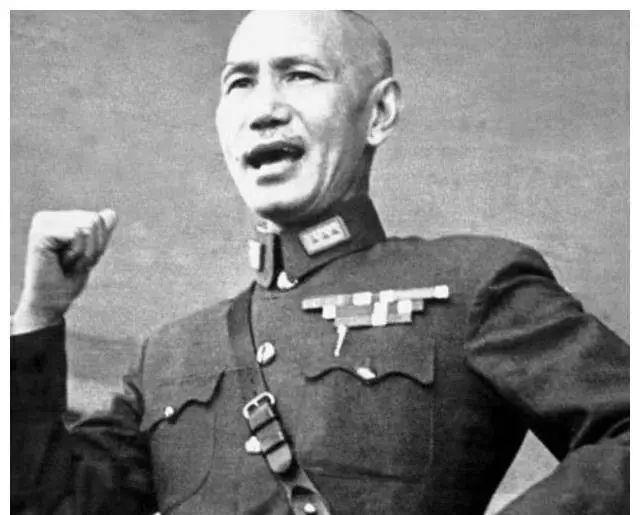 红军飞夺泸定桥时，国军为何只拆走桥面的木板，而不直接把桥炸了？
泸定桥之战是红军