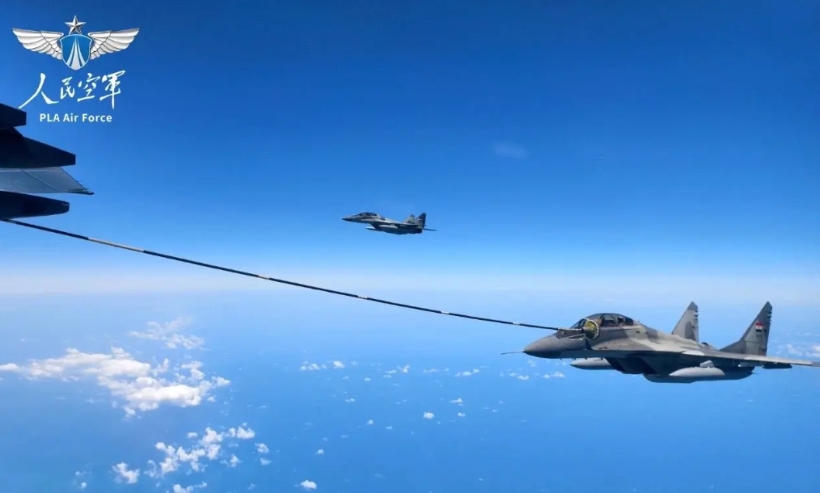 具有历史意义！一架埃及空军的MiG-29正在接受YY-20的空中加油。这在以前是