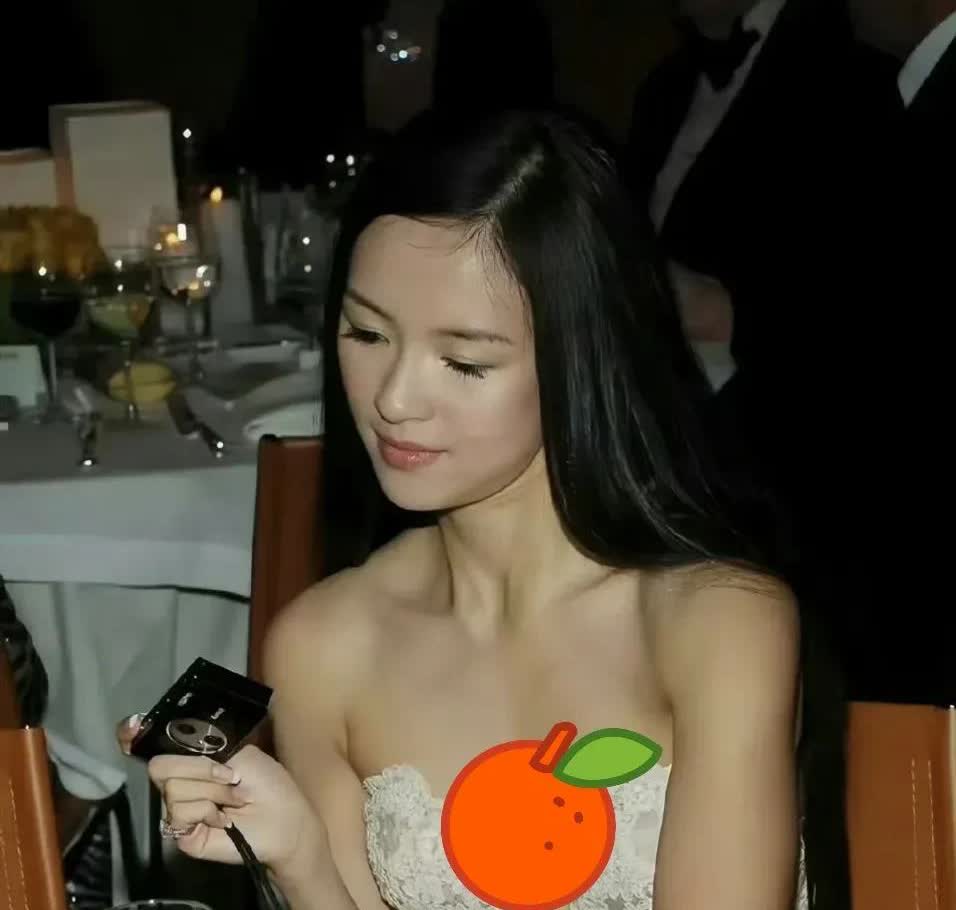 那时候的章子怡也就20才出头，还很稚嫩青涩，脸上满满的的胶原蛋白。

年轻真