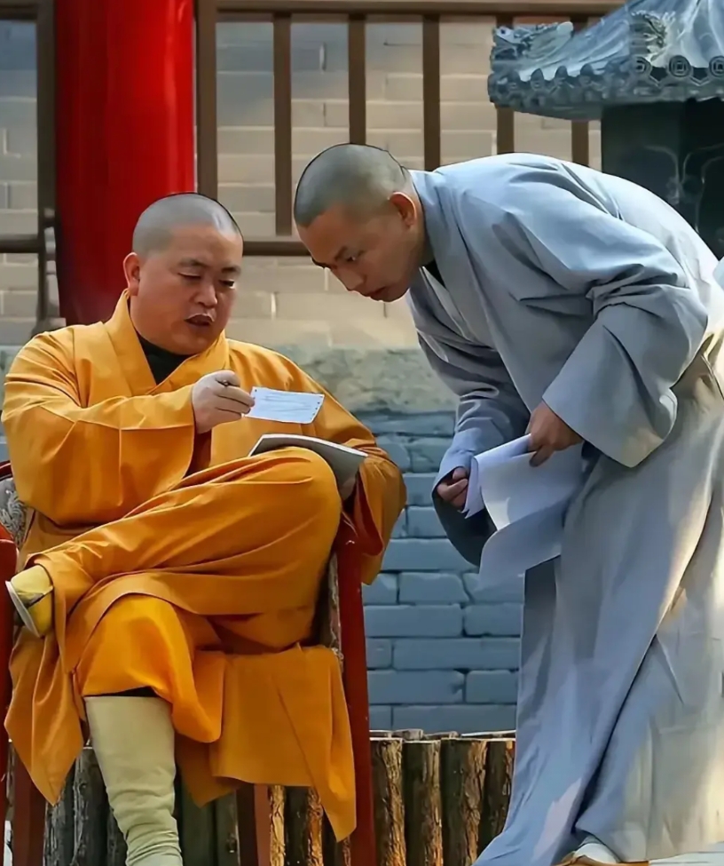 现在的和尚没有戒疤，这肯定是一些六根不净的人倡议的。因为没有戒疤，脱去僧服，换身