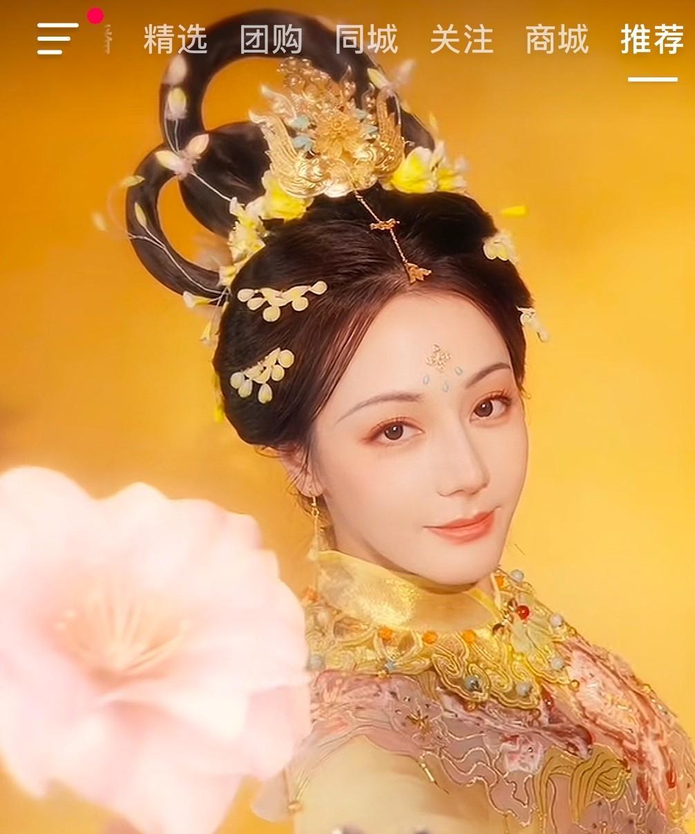 今晚这三个嫦娥真的绝美
金秋嫦娥迪丽热巴
紫气东来嫦娥刘亦菲
温婉细致嫦娥古力娜