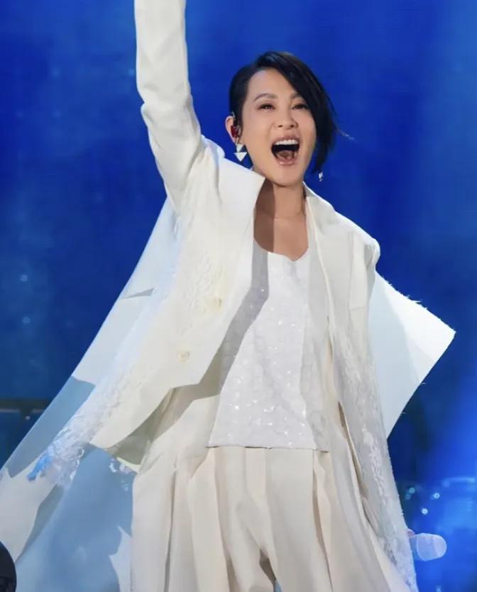 刘若英之后应该很难再开演唱会了
原因很简单
不是她没法唱歌了，也不是她唱的不行，