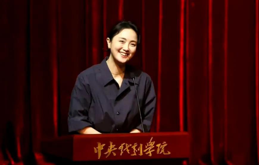 朱媛媛怎么可以这么优秀，她居然是她母校、中央戏剧学院的客座教授和硕士生导师，看她
