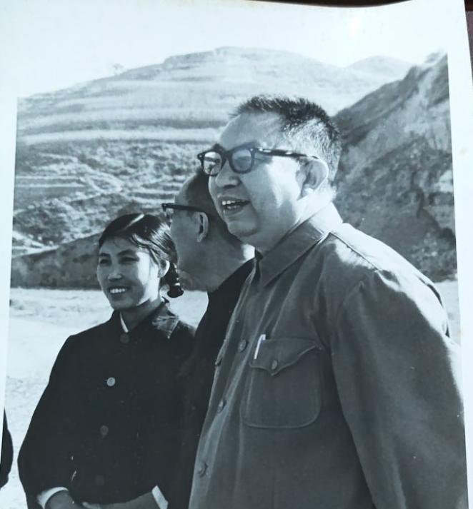 这是一张十分珍贵的照片，华国锋同志视察的情景。大概拍摄于70年代，地点不详。华国