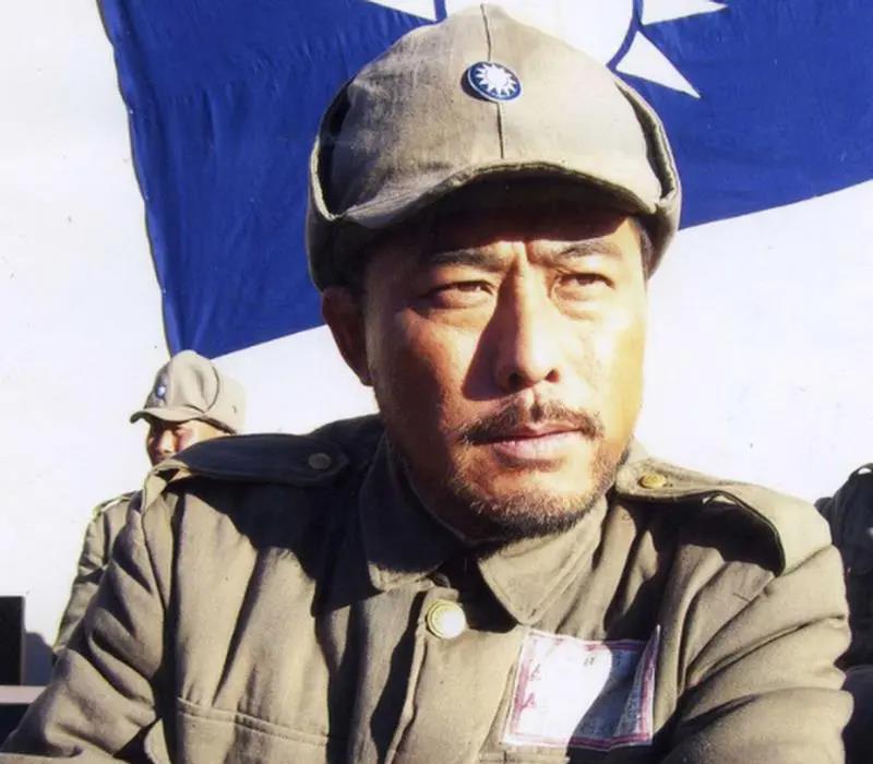 1948年12月22日，解放军攻入新保安， 35军军长郭景云很顽固，掏出手枪连开