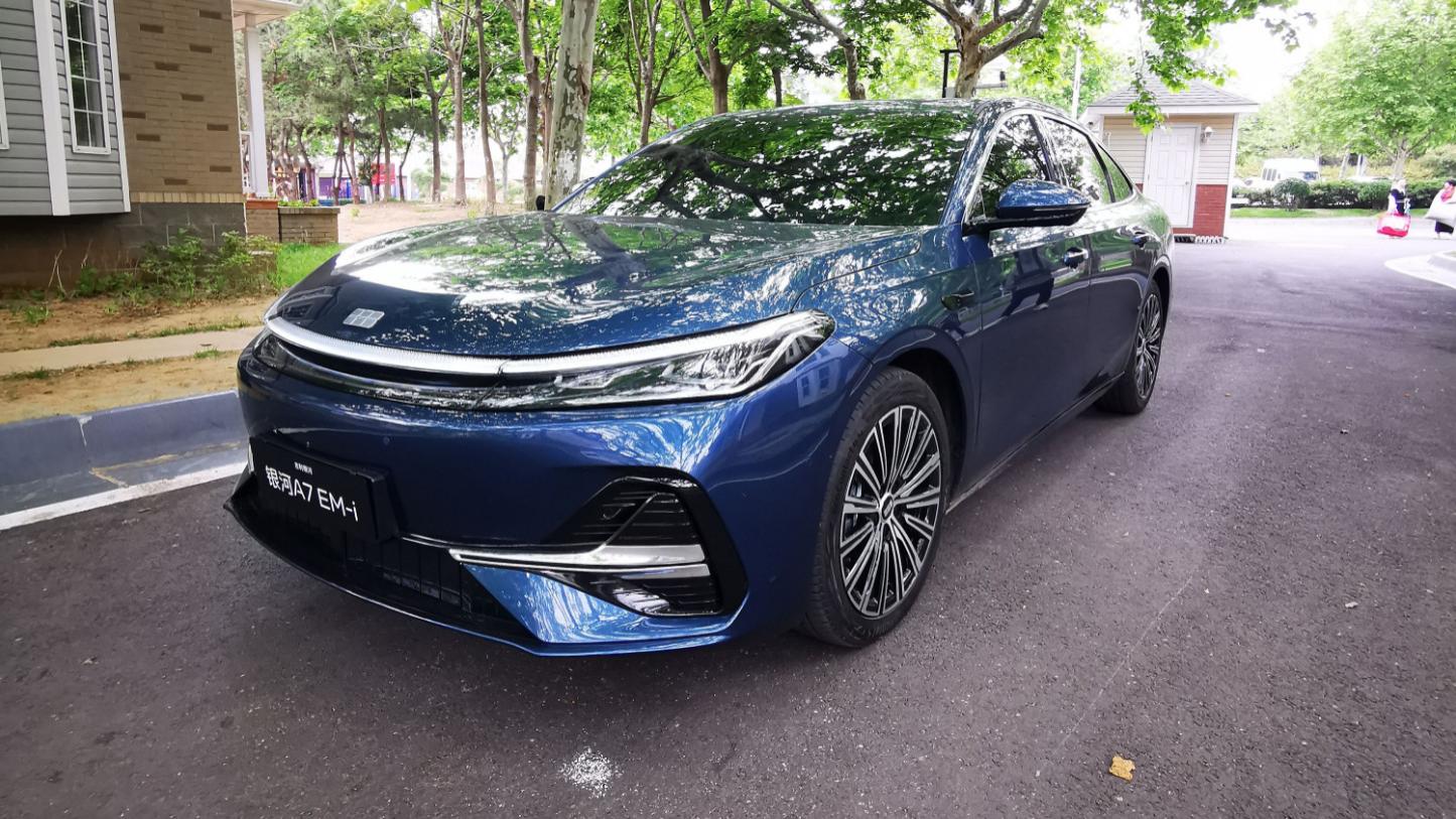 吉利银河A7实车现身，大过秦L+电子怀挡，油耗2L级/续航超2100km