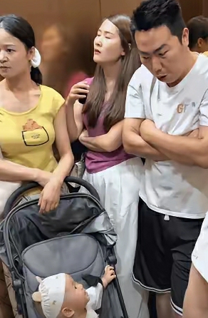 哥们挺招孩子稀罕啊！