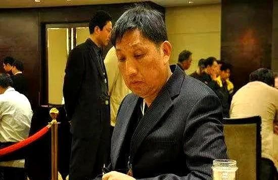 棋坛泰斗柳大华昨晚直播时，面对满屏弹幕提问，他坚定维护曹岩磊："职业棋手连输两盘