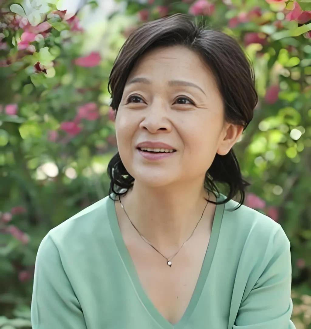 我单位乔姐，三婚三嫁，三位丈夫都因同一种疾病离世。



乔姐，一位68岁的优雅