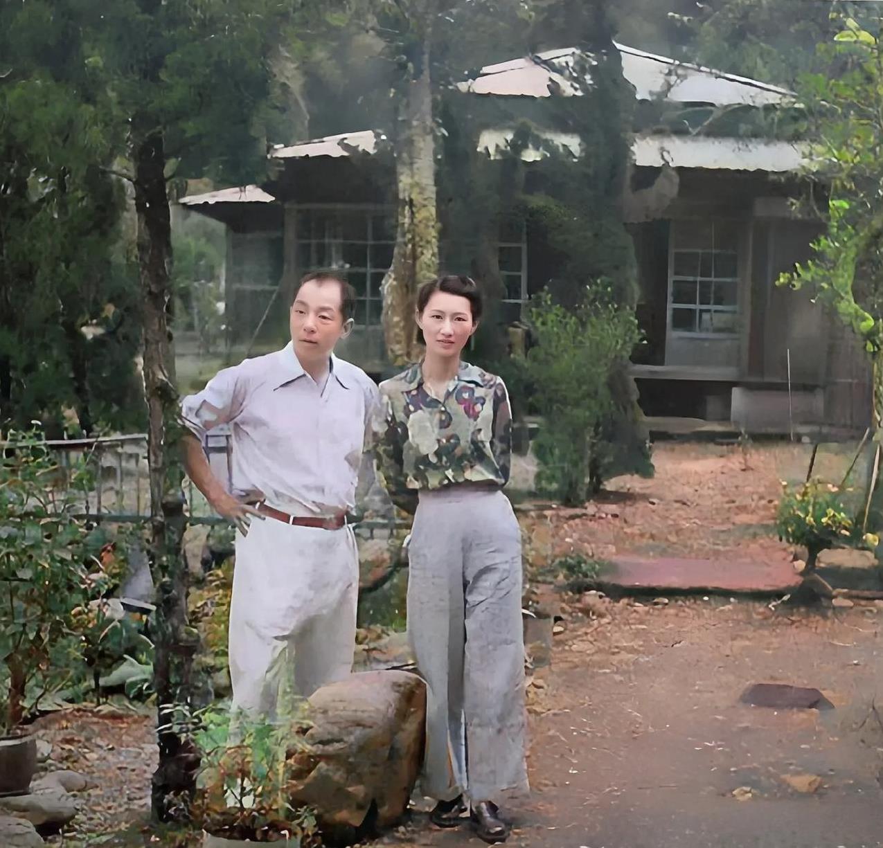 这就是张学良与赵四小姐的真人照，这并非演员扮演，而是真实可鉴的历史影像。大家可以