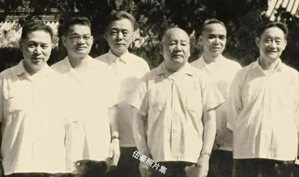 1975年8月，李宣化（左一、北京军区政治部副主任），程坤原（左二、总后勤部政治