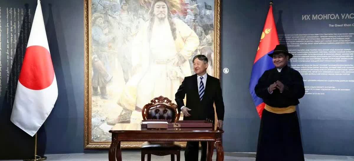 日本天皇访问蒙古国，留下签名。

没有自己文化吗？[打脸][打脸]