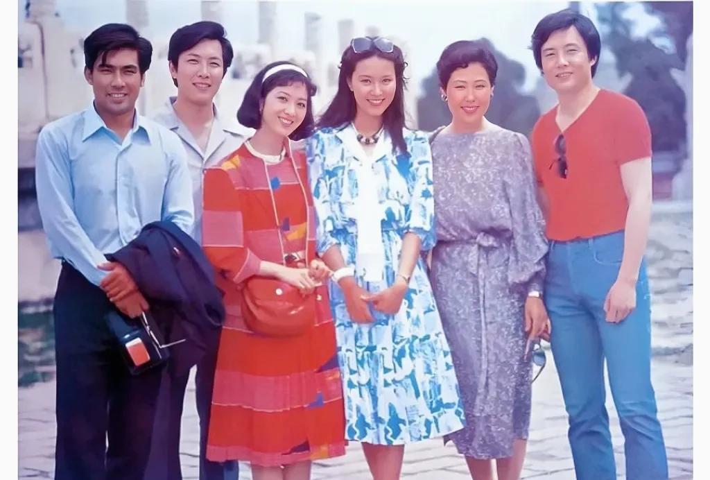 上世纪80年代，六位老演员的珍贵合影，照片左起: 朱时茂、唐国强、龚雪、方舒、斯