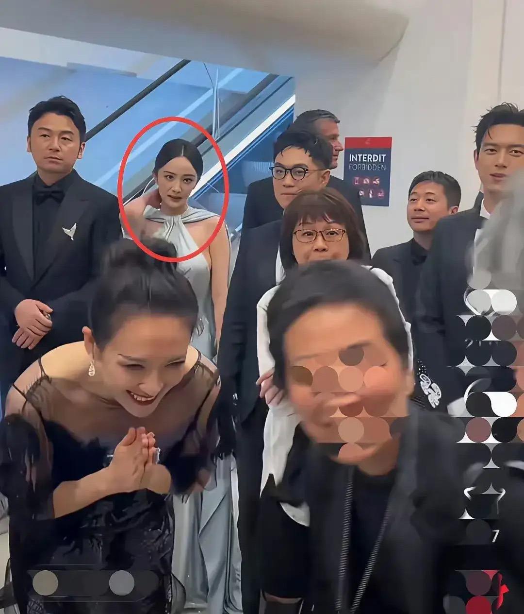 杨幂应该是全网最尴尬的人了吧！
不是因为自己不够美，
也不是因为章子怡比自己厉害